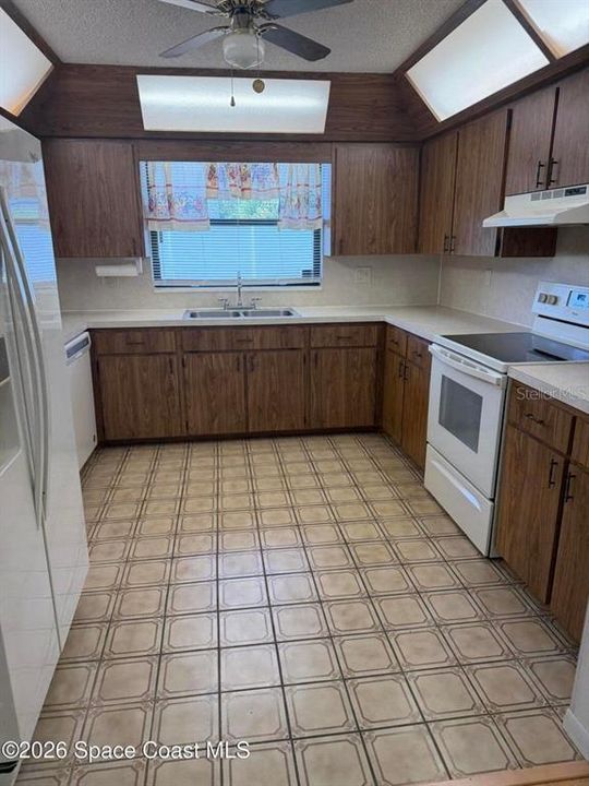 На продажу: $309,000 (2 спален, 2 ванн, 1586 Квадратных фут)
