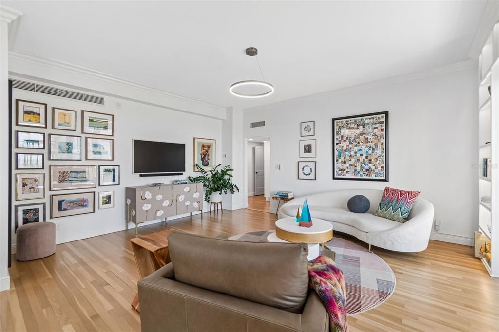 Active With Contract: $399,000 (1 beds, 1 baths, 846 Square Feet)