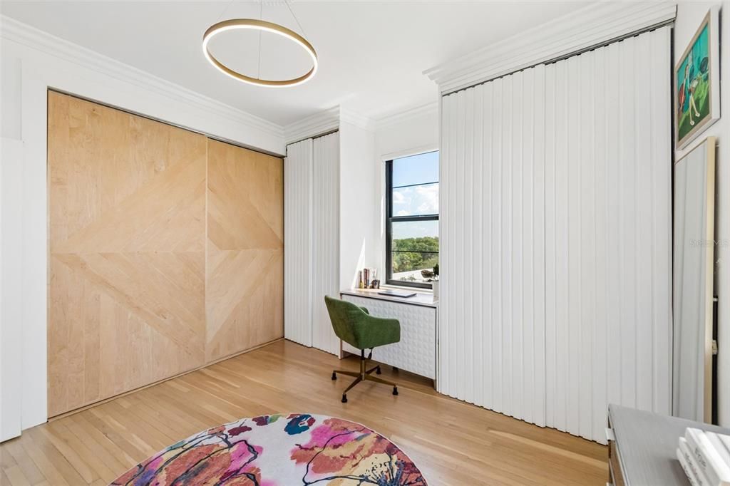 Active With Contract: $399,000 (1 beds, 1 baths, 846 Square Feet)