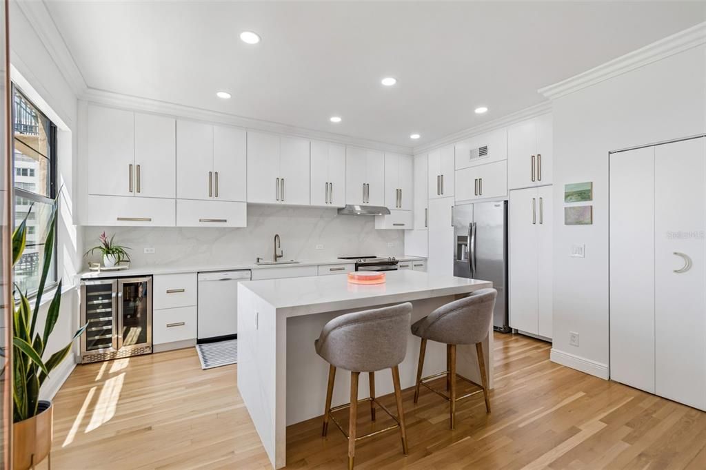 Active With Contract: $399,000 (1 beds, 1 baths, 846 Square Feet)