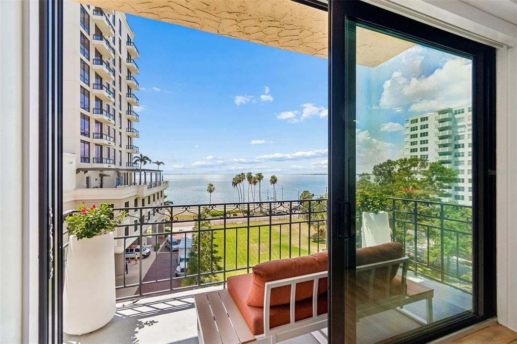 Active With Contract: $399,000 (1 beds, 1 baths, 846 Square Feet)