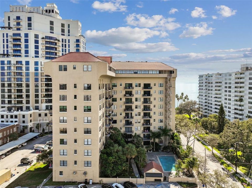 Active With Contract: $399,000 (1 beds, 1 baths, 846 Square Feet)