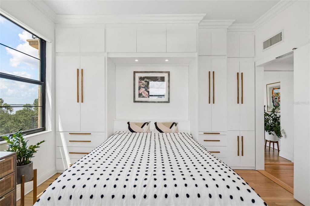 Active With Contract: $399,000 (1 beds, 1 baths, 846 Square Feet)