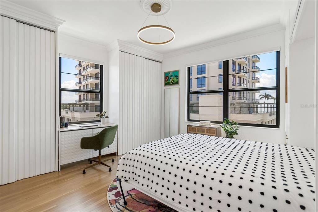 Active With Contract: $399,000 (1 beds, 1 baths, 846 Square Feet)