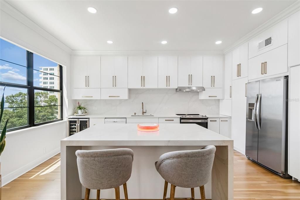 Active With Contract: $399,000 (1 beds, 1 baths, 846 Square Feet)