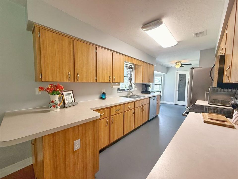 En Venta: $749,900 (3 camas, 2 baños, 2740 Pies cuadrados)