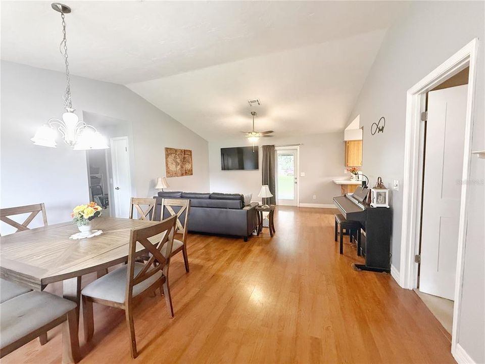 En Venta: $749,900 (3 camas, 2 baños, 2740 Pies cuadrados)
