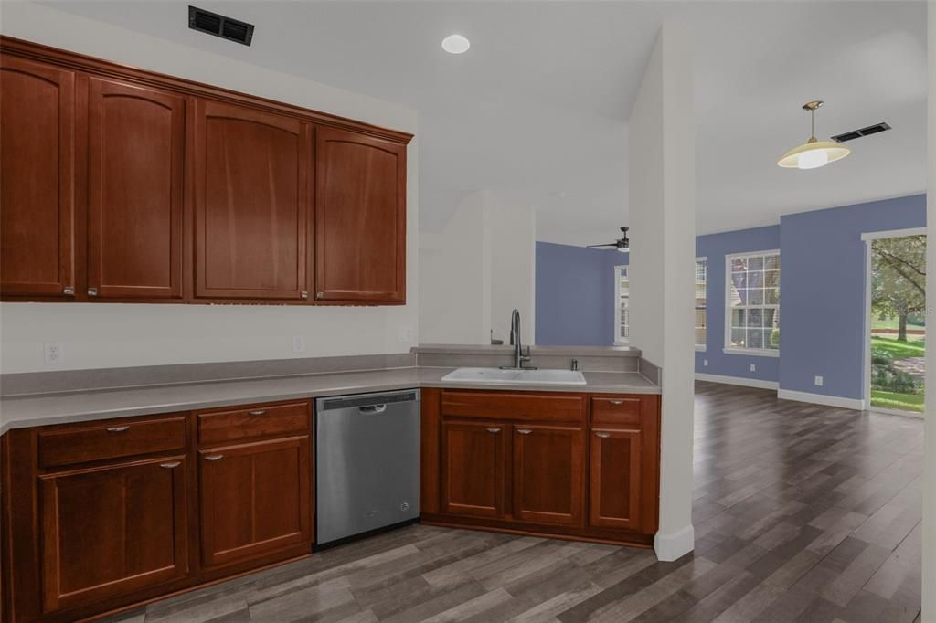 For Rent: $2,300 (3 beds, 2 baths, 1595 Square Feet)