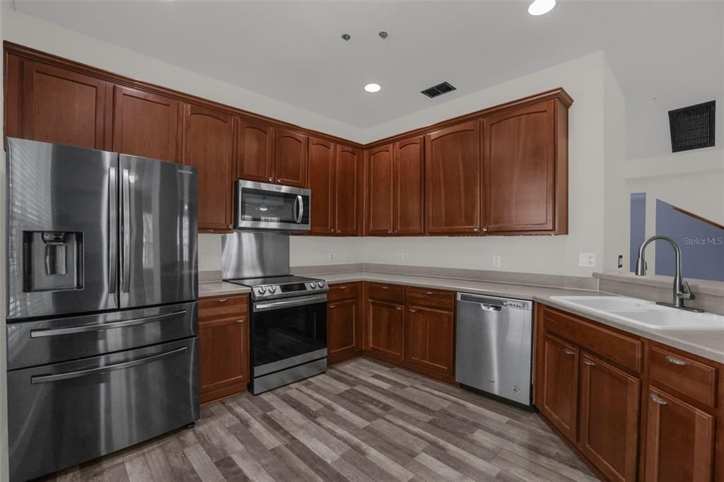 For Rent: $2,300 (3 beds, 2 baths, 1595 Square Feet)