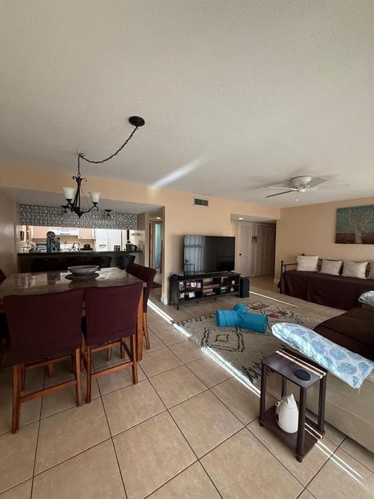 В аренду: $1,200 (1 спален, 1 ванн, 974 Квадратных фут)