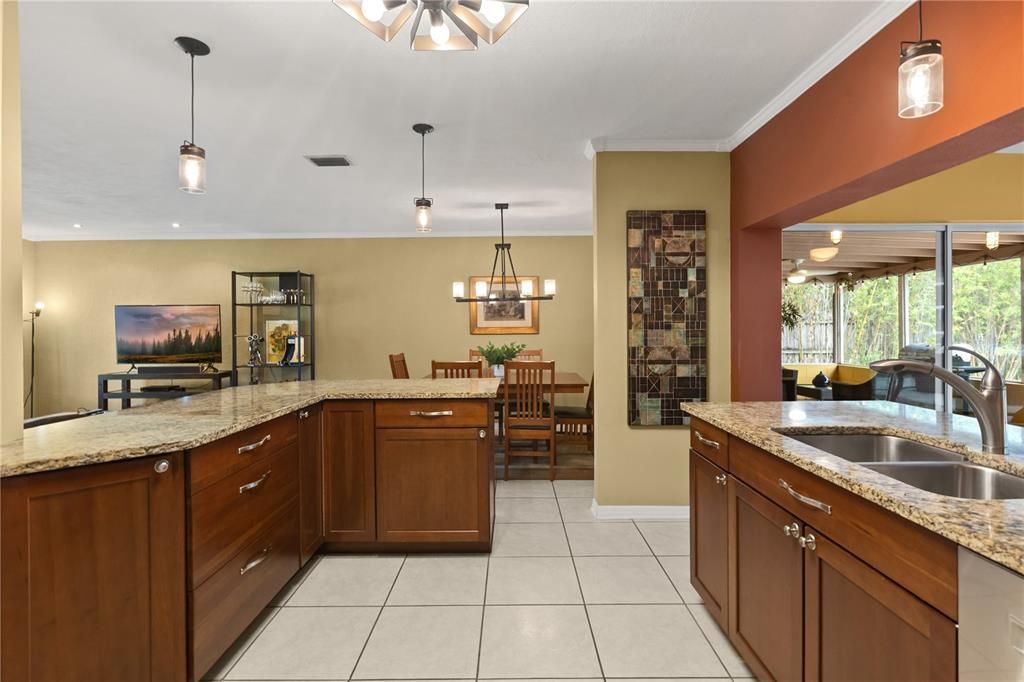 Activo con contrato: $579,000 (4 camas, 3 baños, 1712 Pies cuadrados)