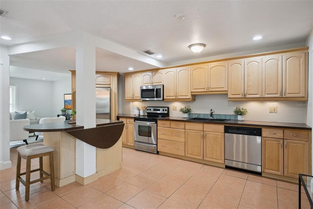 For Sale: $249,000 (2 beds, 3 baths, 1328 Square Feet)
