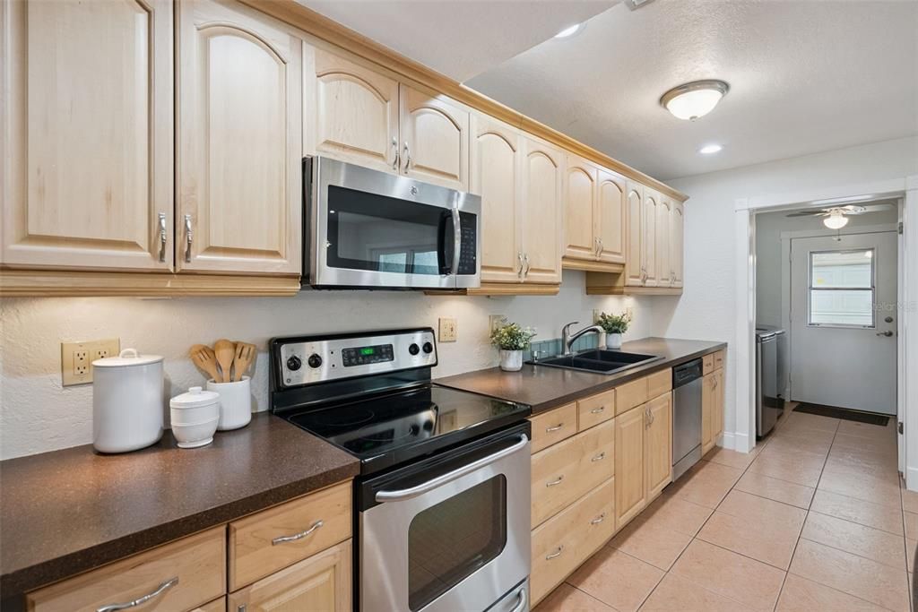 For Sale: $249,000 (2 beds, 3 baths, 1328 Square Feet)