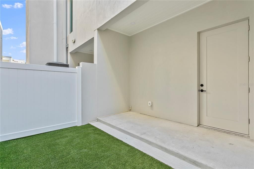 Active With Contract: $4,000 (2 beds, 2 baths, 1679 Square Feet)