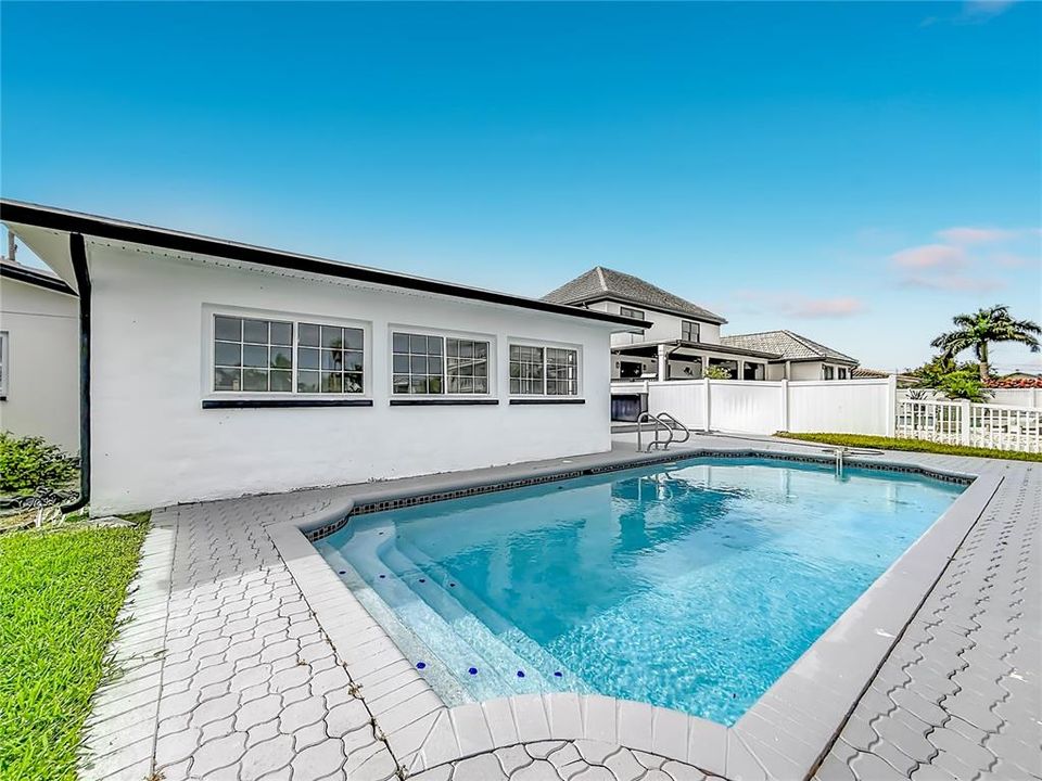 For Rent: $5,500 (3 beds, 2 baths, 1889 Square Feet)