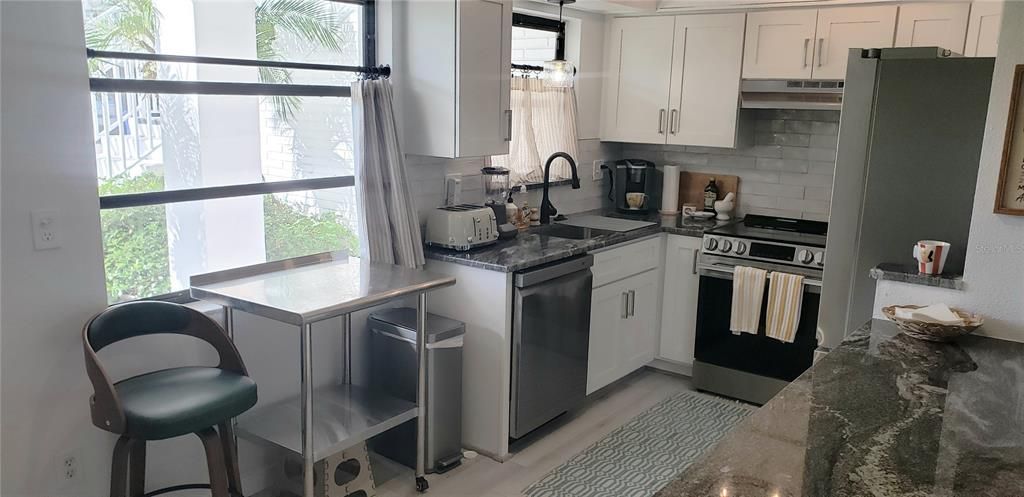 For Rent: $3,400 (2 beds, 2 baths, 1025 Square Feet)