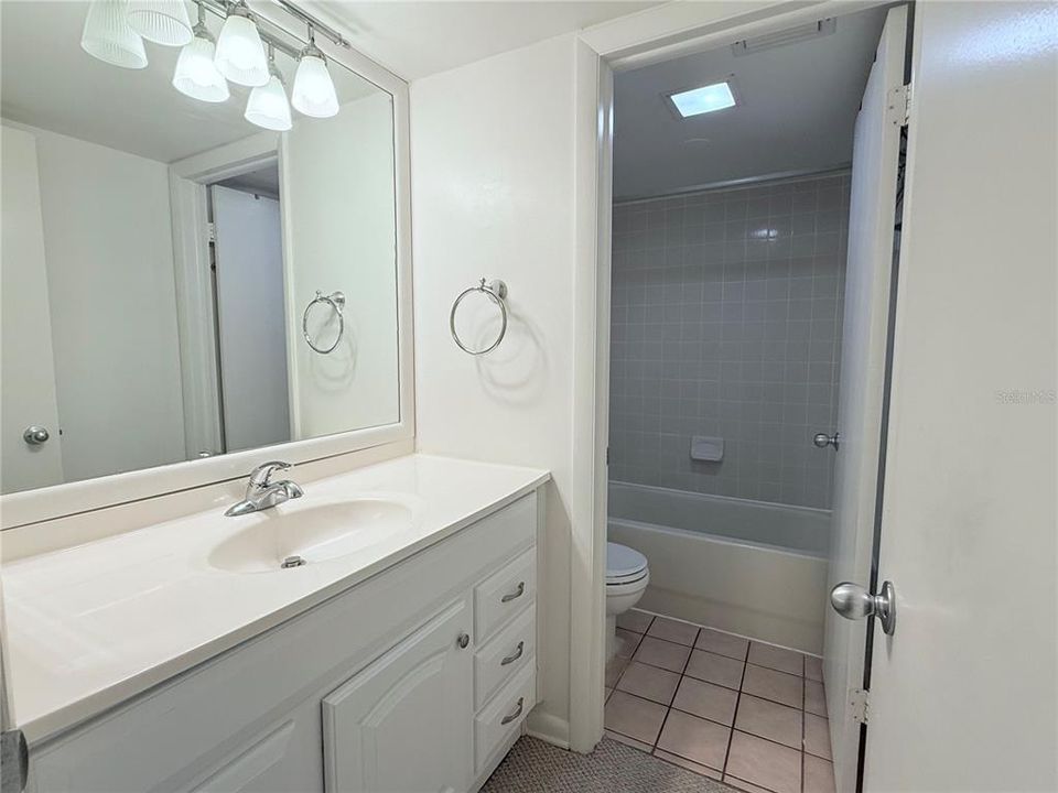 На продажу: $139,900 (2 спален, 1 ванн, 1104 Квадратных фут)