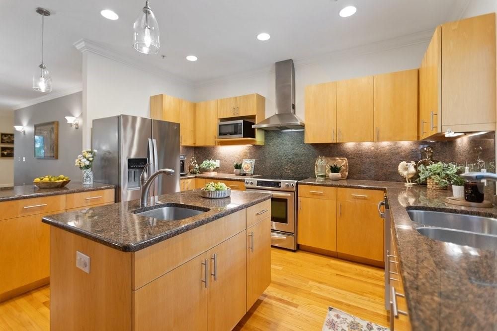 En Venta: $634,999 (3 camas, 3 baños, 2534 Pies cuadrados)