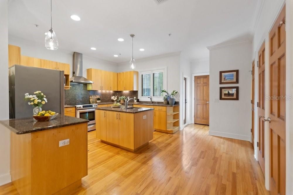 En Venta: $634,999 (3 camas, 3 baños, 2534 Pies cuadrados)