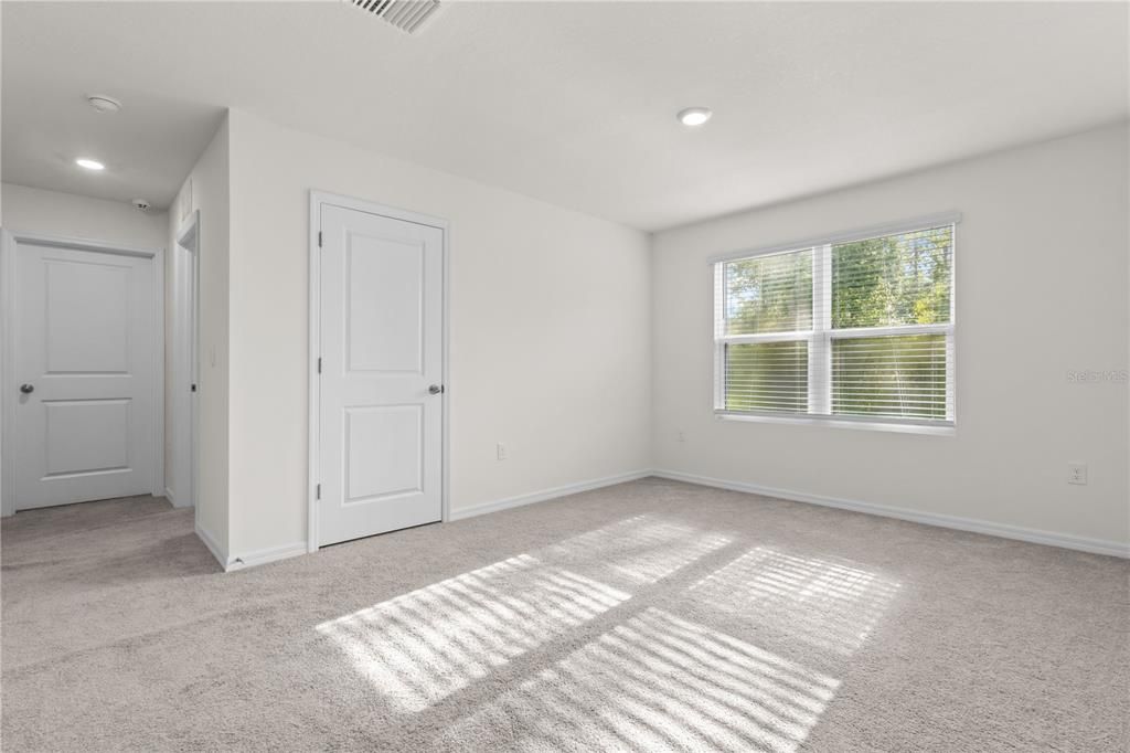 For Sale: $350,000 (5 beds, 3 baths, 2556 Square Feet)