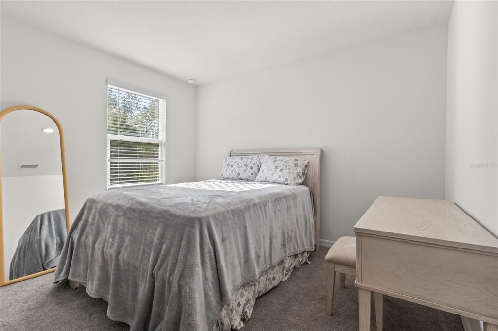 For Sale: $350,000 (5 beds, 3 baths, 2556 Square Feet)
