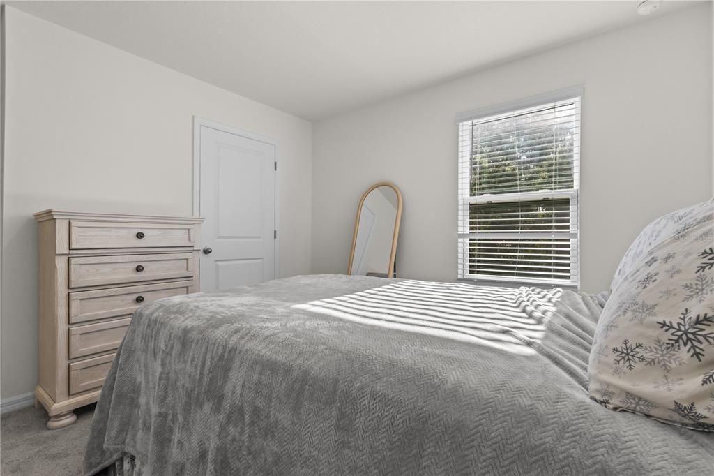 For Sale: $350,000 (5 beds, 3 baths, 2556 Square Feet)