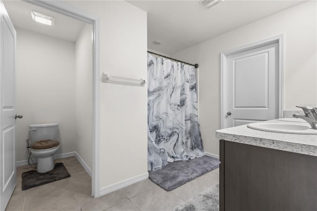 For Sale: $350,000 (5 beds, 3 baths, 2556 Square Feet)