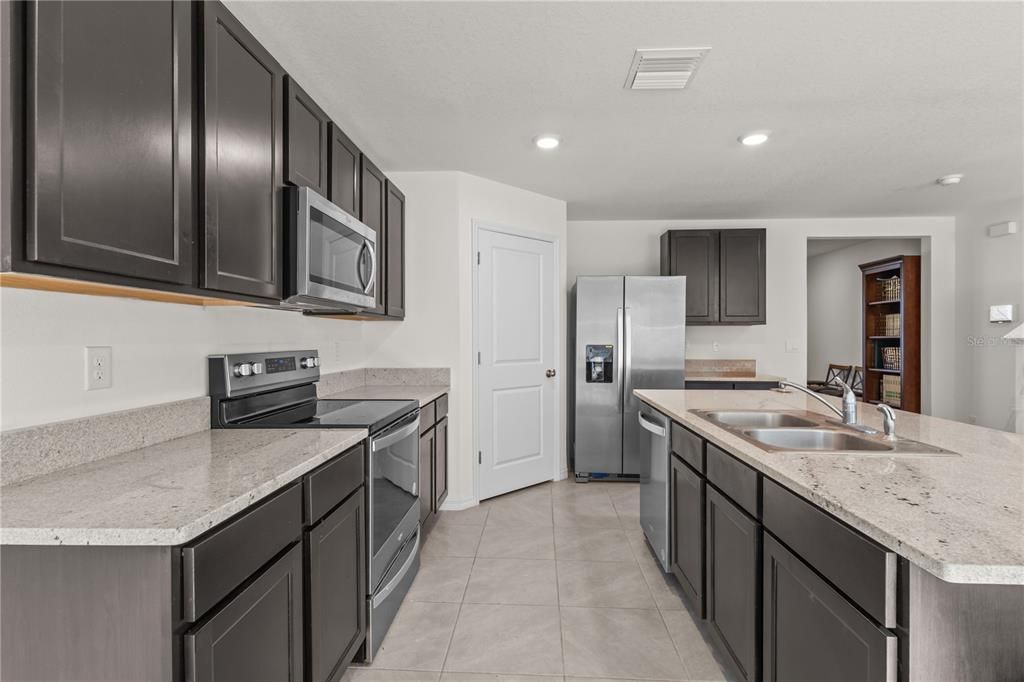 For Sale: $350,000 (5 beds, 3 baths, 2556 Square Feet)