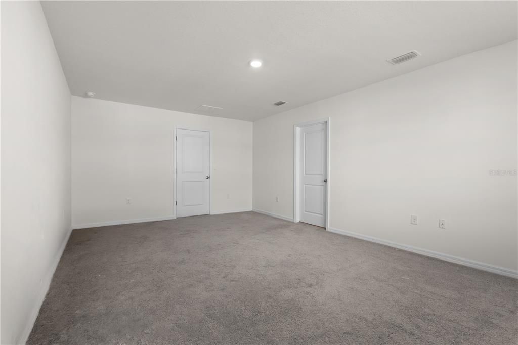 For Sale: $350,000 (5 beds, 3 baths, 2556 Square Feet)