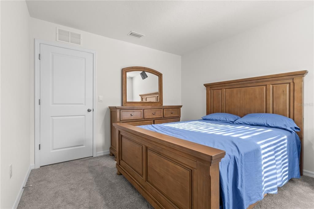 For Sale: $350,000 (5 beds, 3 baths, 2556 Square Feet)