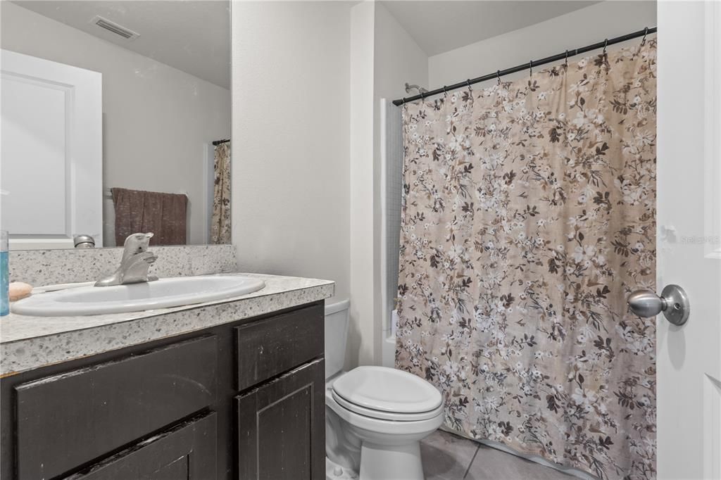 For Sale: $350,000 (5 beds, 3 baths, 2556 Square Feet)