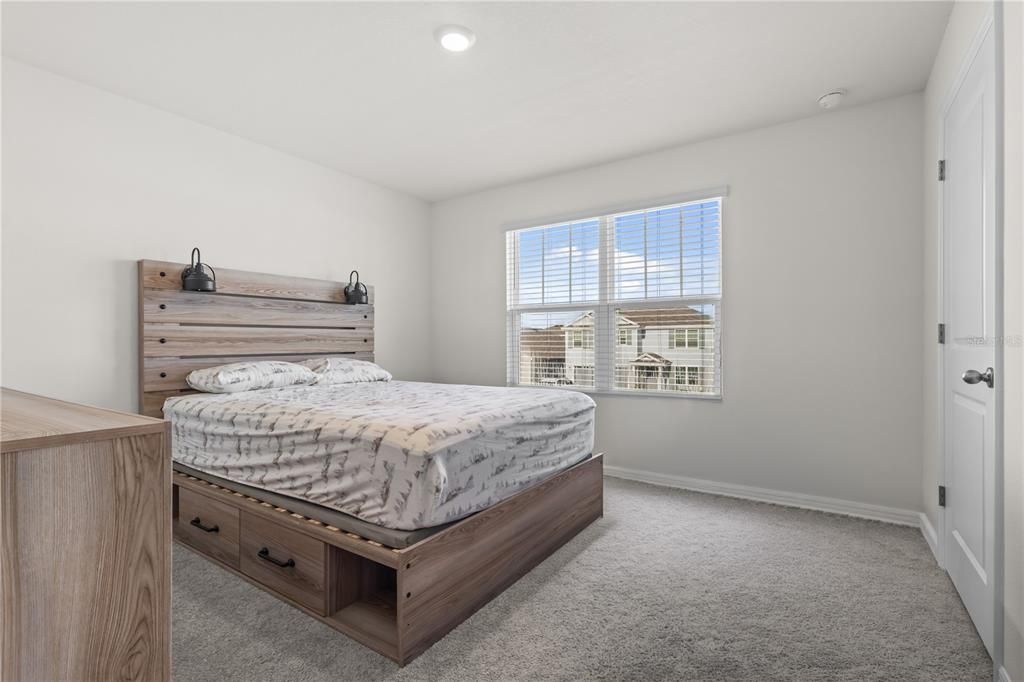 For Sale: $350,000 (5 beds, 3 baths, 2556 Square Feet)