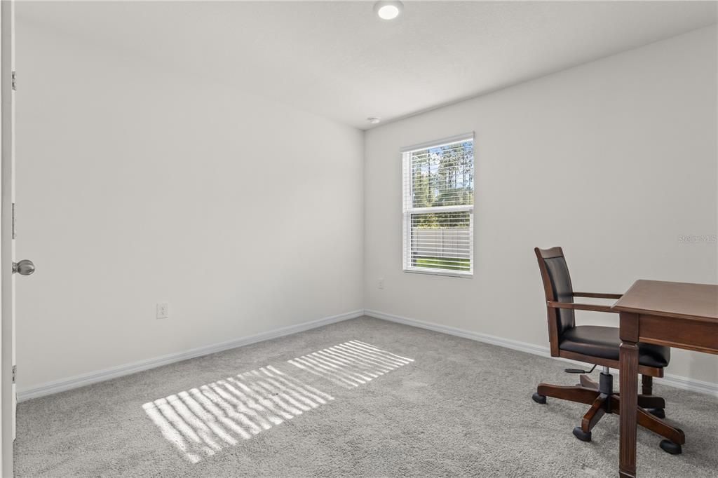 For Sale: $350,000 (5 beds, 3 baths, 2556 Square Feet)