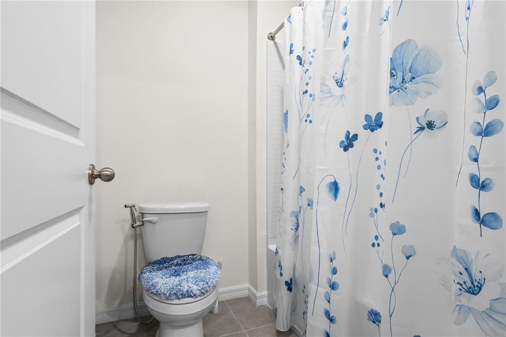 For Sale: $350,000 (5 beds, 3 baths, 2556 Square Feet)
