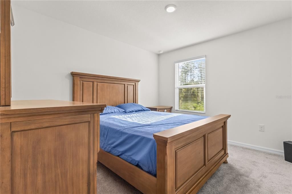 For Sale: $350,000 (5 beds, 3 baths, 2556 Square Feet)