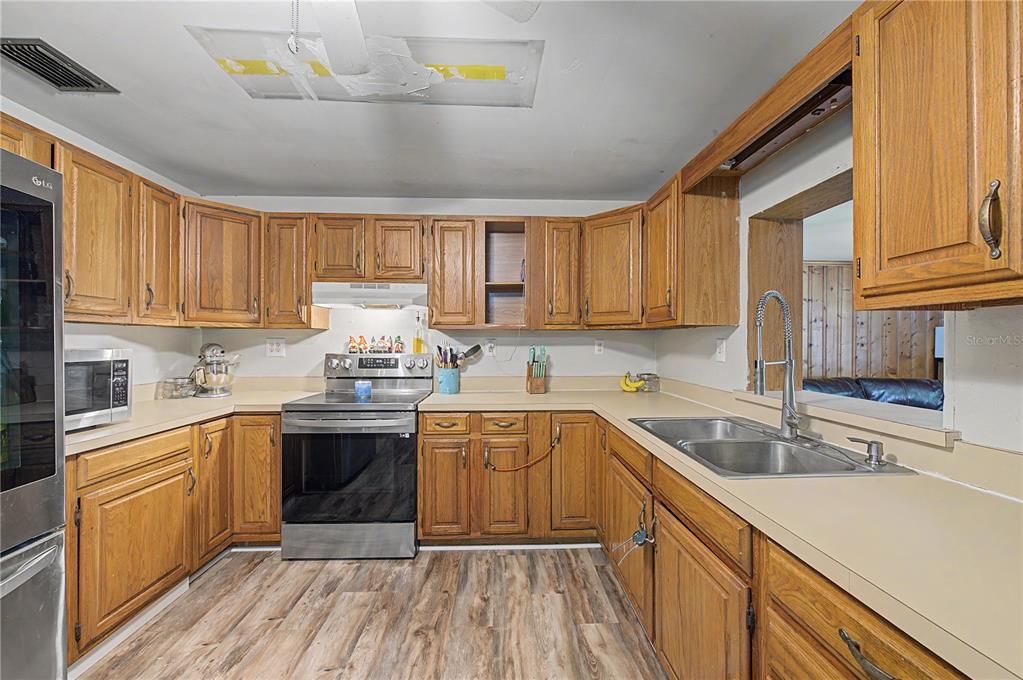 Activo con contrato: $250,000 (3 camas, 2 baños, 1360 Pies cuadrados)