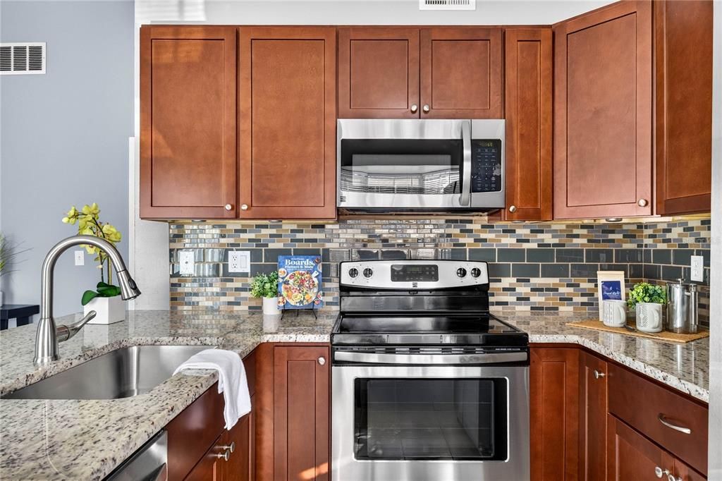For Sale: $264,900 (2 beds, 1 baths, 797 Square Feet)