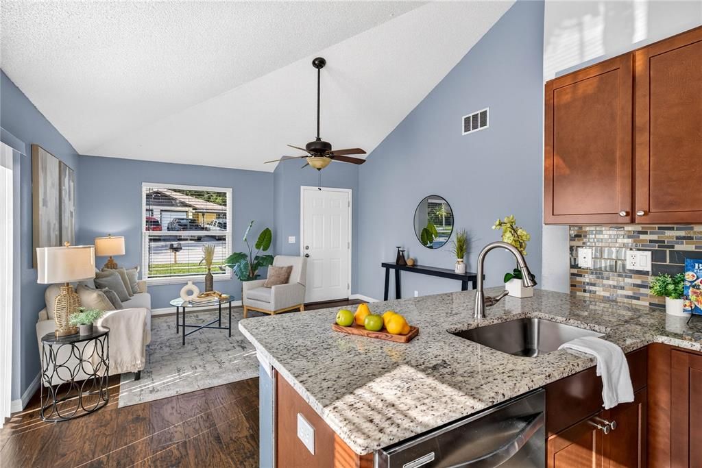 For Sale: $264,900 (2 beds, 1 baths, 797 Square Feet)