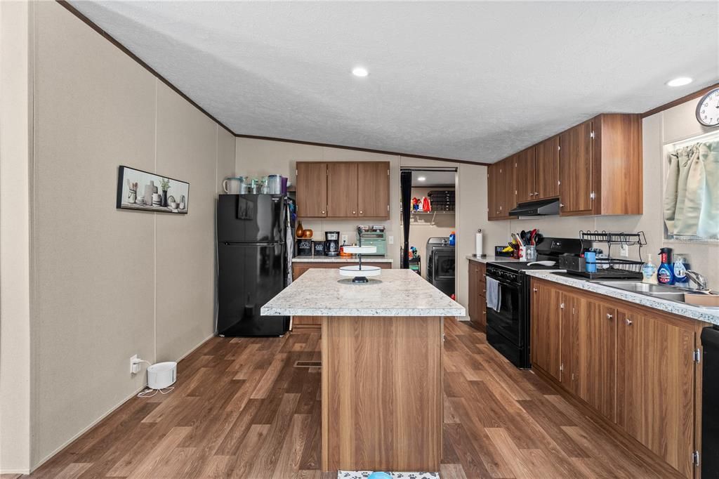 На продажу: $249,900 (5 спален, 3 ванн, 2052 Квадратных фут)