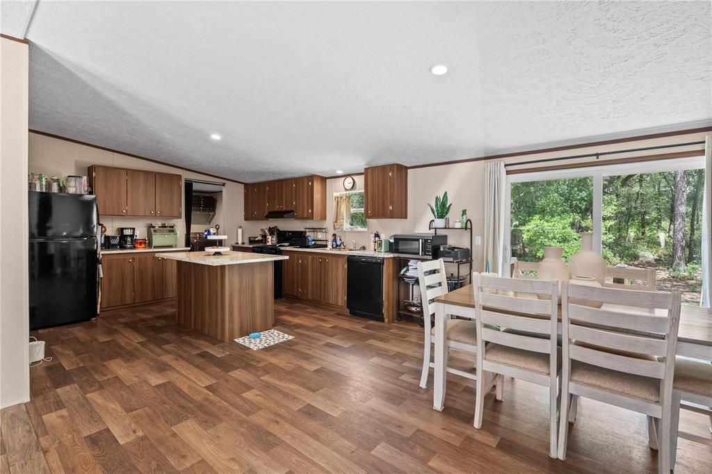 На продажу: $249,900 (5 спален, 3 ванн, 2052 Квадратных фут)