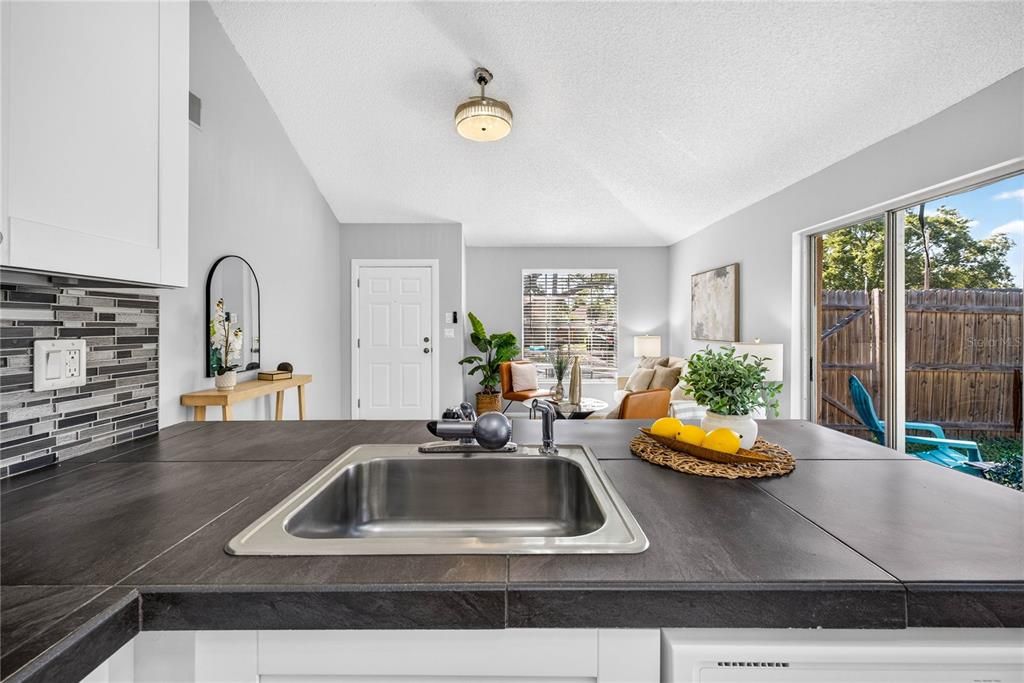 For Sale: $264,900 (2 beds, 1 baths, 797 Square Feet)