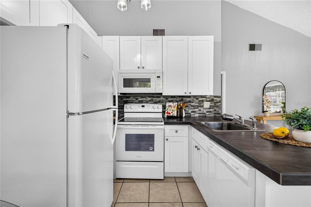For Sale: $264,900 (2 beds, 1 baths, 797 Square Feet)