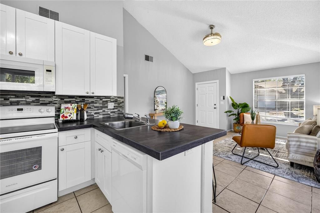 For Sale: $264,900 (2 beds, 1 baths, 797 Square Feet)