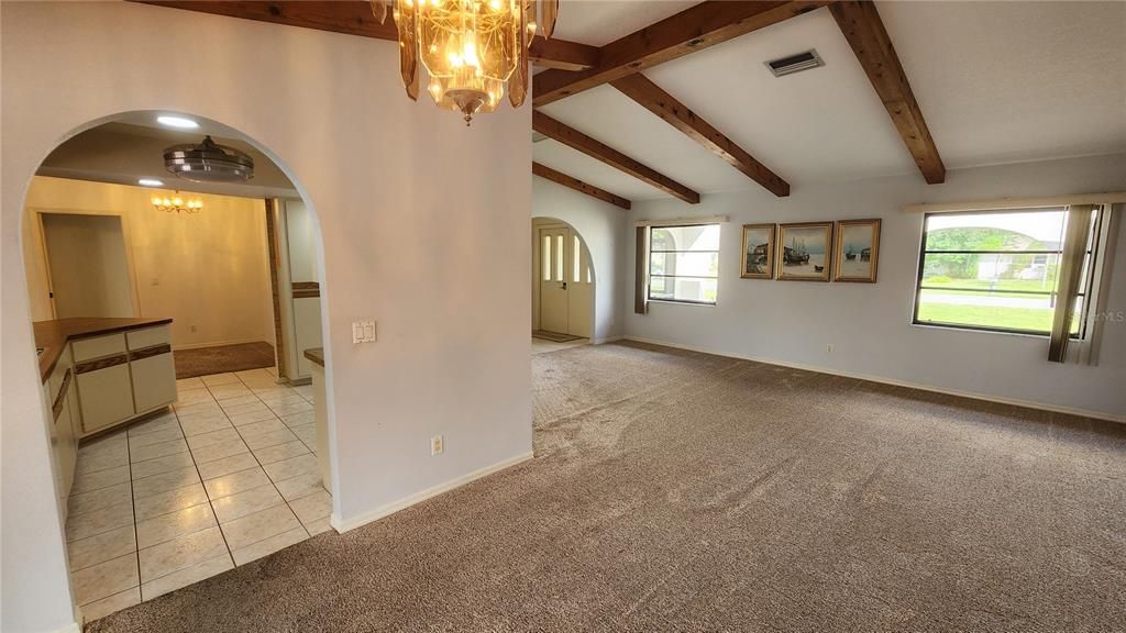 Activo con contrato: $319,000 (3 camas, 2 baños, 1822 Pies cuadrados)
