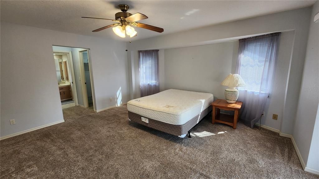 Activo con contrato: $319,000 (3 camas, 2 baños, 1822 Pies cuadrados)