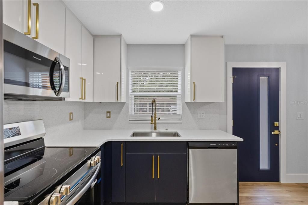 En Venta: $329,900 (4 camas, 2 baños, 978 Pies cuadrados)