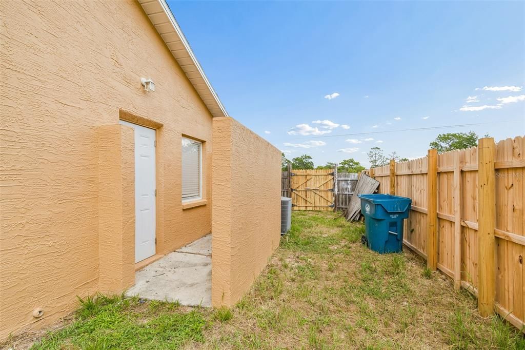 На продажу: $320,000 (4 спален, 2 ванн, 1671 Квадратных фут)