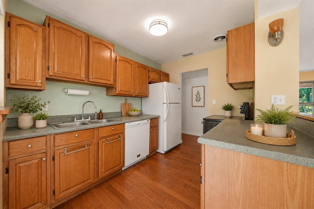 En Venta: $235,000 (4 camas, 2 baños, 1165 Pies cuadrados)