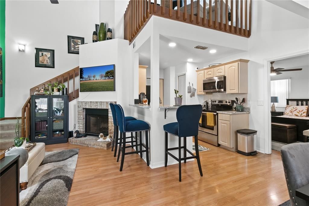 На продажу: $189,900 (2 спален, 2 ванн, 1055 Квадратных фут)