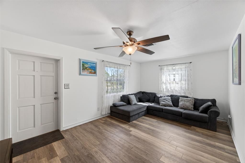 Active With Contract: $2,000 (3 beds, 2 baths, 1128 Square Feet)